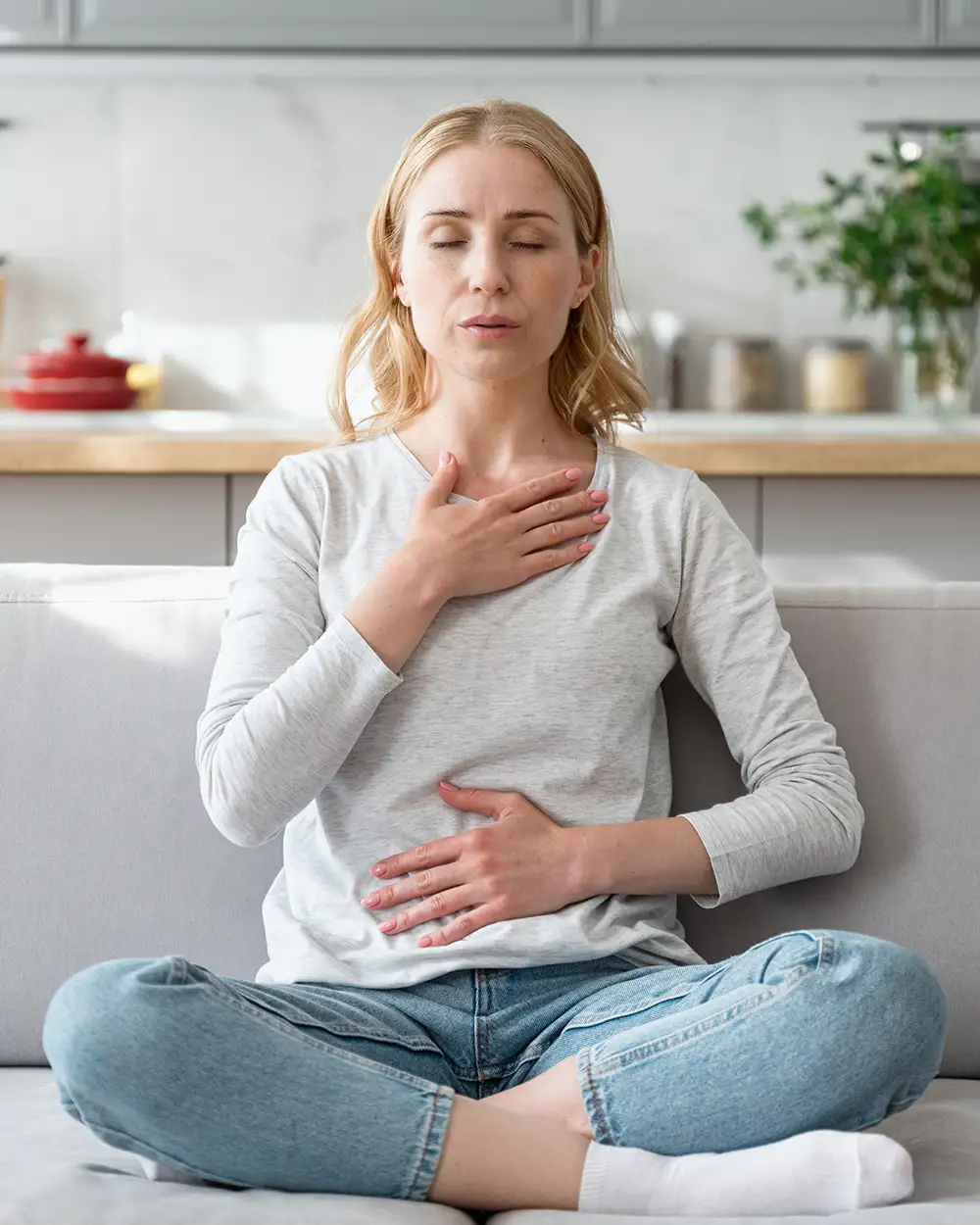 Frau macht beruhigende Atemübungen nach Panikattacke